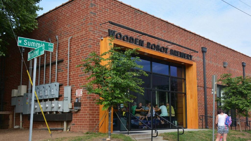 Breweries With Food in Charlotte-Wooden Robot Brewery